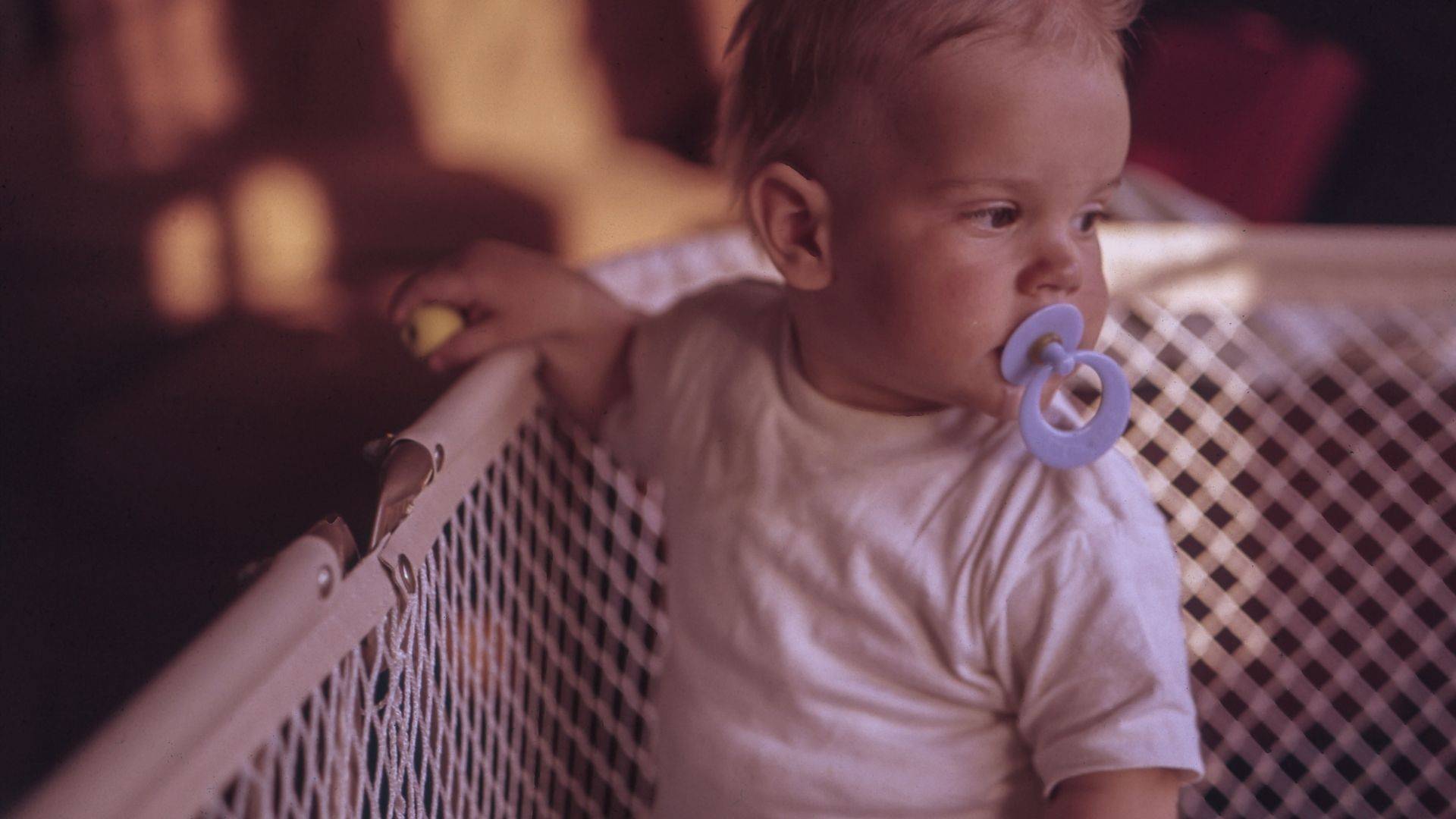 Entre o nascimento e o primeiro ano de vida, existe a fase oral em que tudo que o bebê pega ele quer levar à boca.