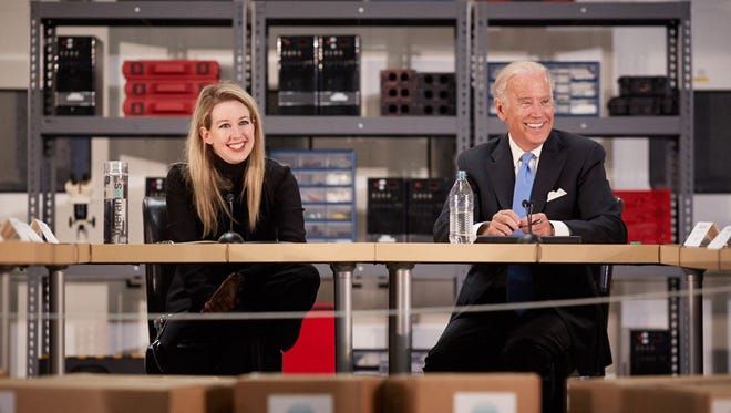 Polarização política escancara nova “armadura medieval” criada pela tecnologia Joe Biden, então vice-presidente de Barack Obama, em 2015, em visita a uma das maiores fraudes de startups do Vale do Silício: a Theranos, de Elizabeth Holmes.