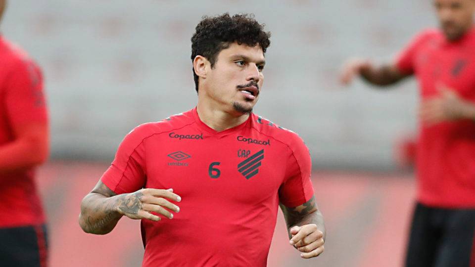 Lateral opera o joelho e desfalca o Athletico nos próximos jogos Márcio Azevedo vai desfalcar o Athletico