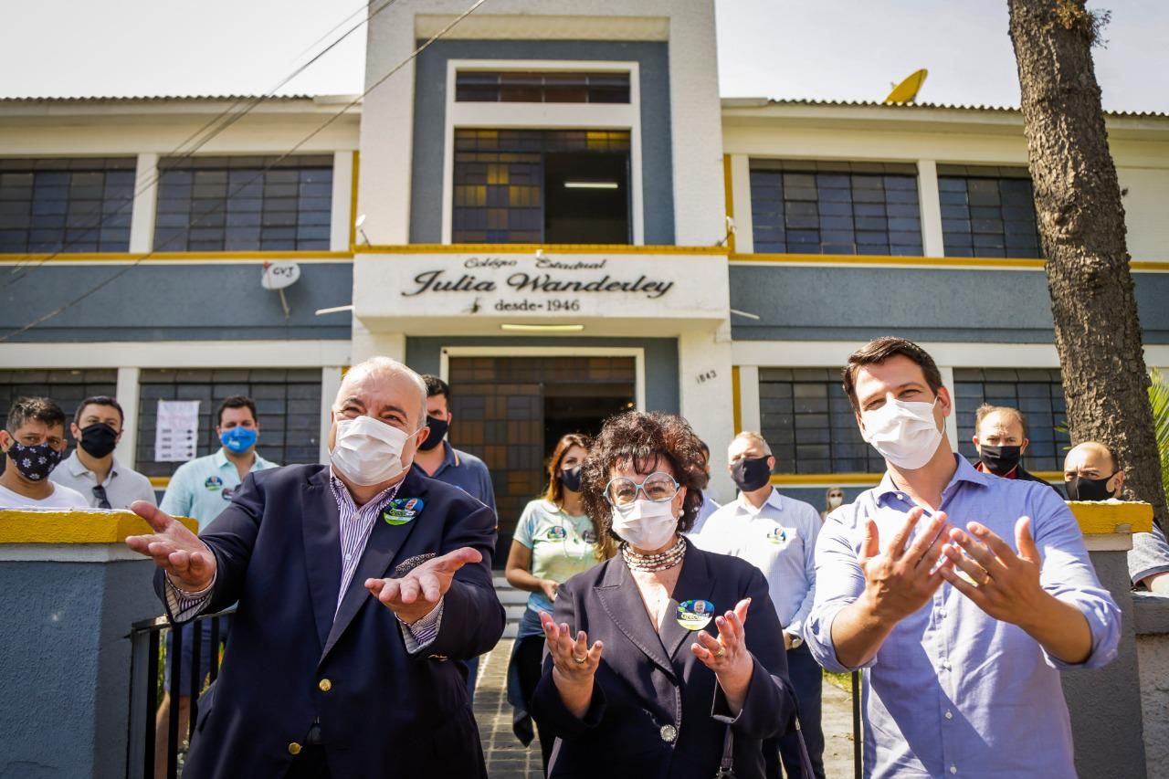 Prefeito reeleito, acompanhado da primeira-dama, Margarita Samsone, e do vice, Eduardo Pimentel,  após votação no último domingo