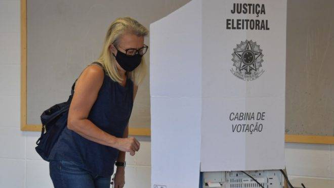 Eleitora vota para prefeito em São Paulo: resultado das eleições municipais traz lições para a disputa presidencial de daqui a dois anos.