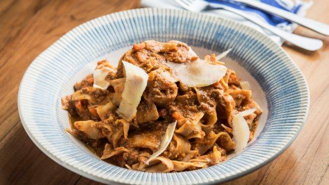 Pappardelle ao ragu de porco moura com pangrattato, uma das opções do Jamie’s Italian Curitiba.