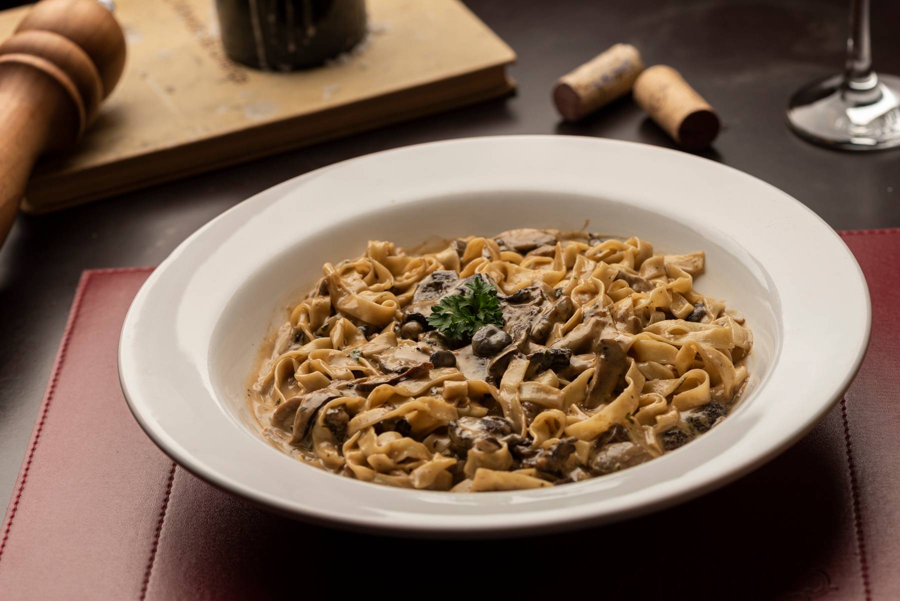 Tagliatelle ao trifunghi, massa fresca com molho de cogumelos, do La Máfia Trattoria. Tagliatelle ao trifunghi, massa fresca com molho de cogumelos, do La Máfia Trattoria.