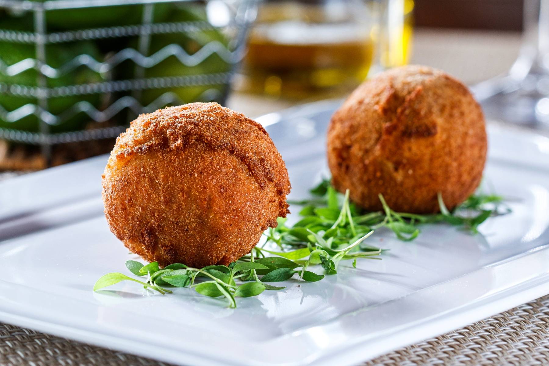 Arancini di riso, bolinho de arroz arbóreo típico da Sicília, recheado com ragu de carne e muçarela, do Armazém 71. Arancini di riso, bolinho de arroz arbóreo típico da Sicília, recheado com ragu de carne e muçarela, do Armazém 71.