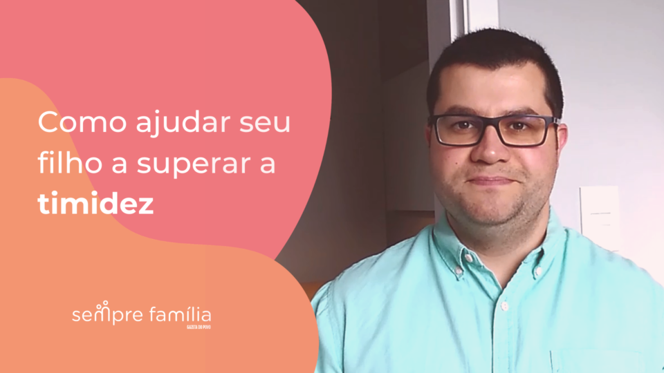 Além de prejudicar uma convivência social saudável, a timidez pode desencadear ansiedade na criança e é papel dos pais ajudá-la.