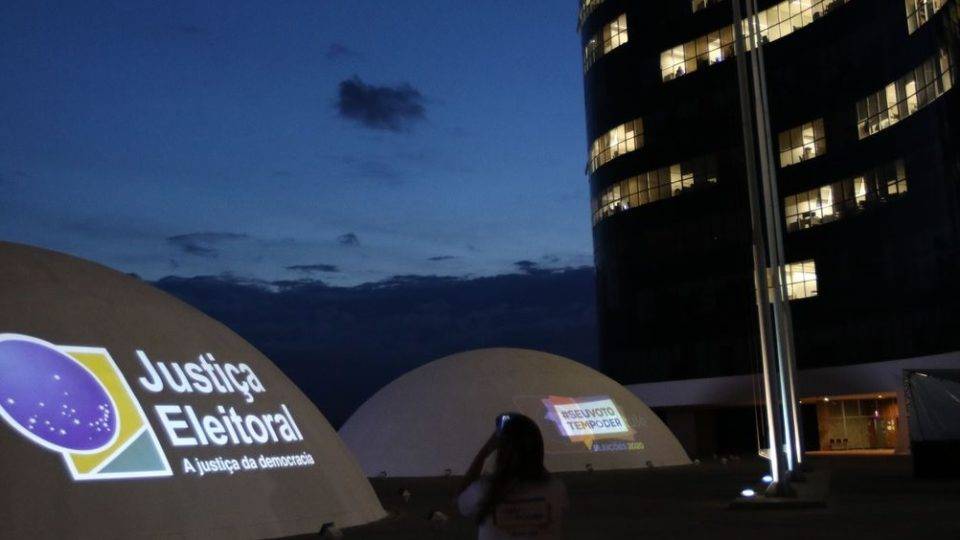 Presidente do TSE, Luís Roberto Barroso, disse ver motivação política nos ataques virtuais sofridos pela Justiça Eleitoral no domingo (15), dia de votação do primeiro turno das eleições municipais.