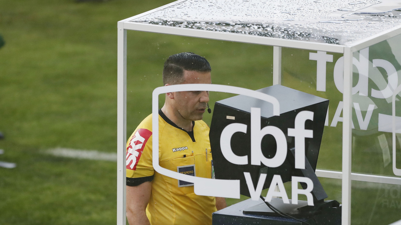 Igor Junio Benevenuto observa o VAR no Couto Pereira, antes de anular gol do Coritiba. Foto: Albari Rosa/Foto Digital/Gazeta do Povo Igor Junio Benevenuto observa o VAR no Couto Pereira, antes de anular gol do Coritiba. Foto: Albari Rosa/Foto Digital/Gazeta do Povo