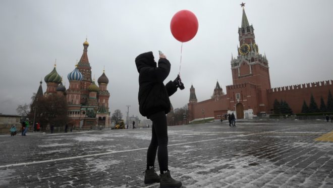 Em meio à pandemia de Covid-19, mulher é fotografada na Praça Vermelha, em Moscou. Tradicional ponto turístico russo estava praticamente vazio no dia 19 de novembro de 2020.