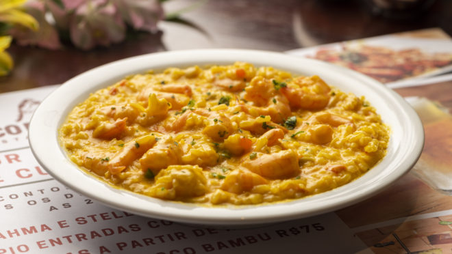 Arroz de camarão com creme de leite e molho branco, azeitona, pimentões, cebola picada, cenoura e cheiro-verde, opção do Coco Bambu do Shopping Crystal.
