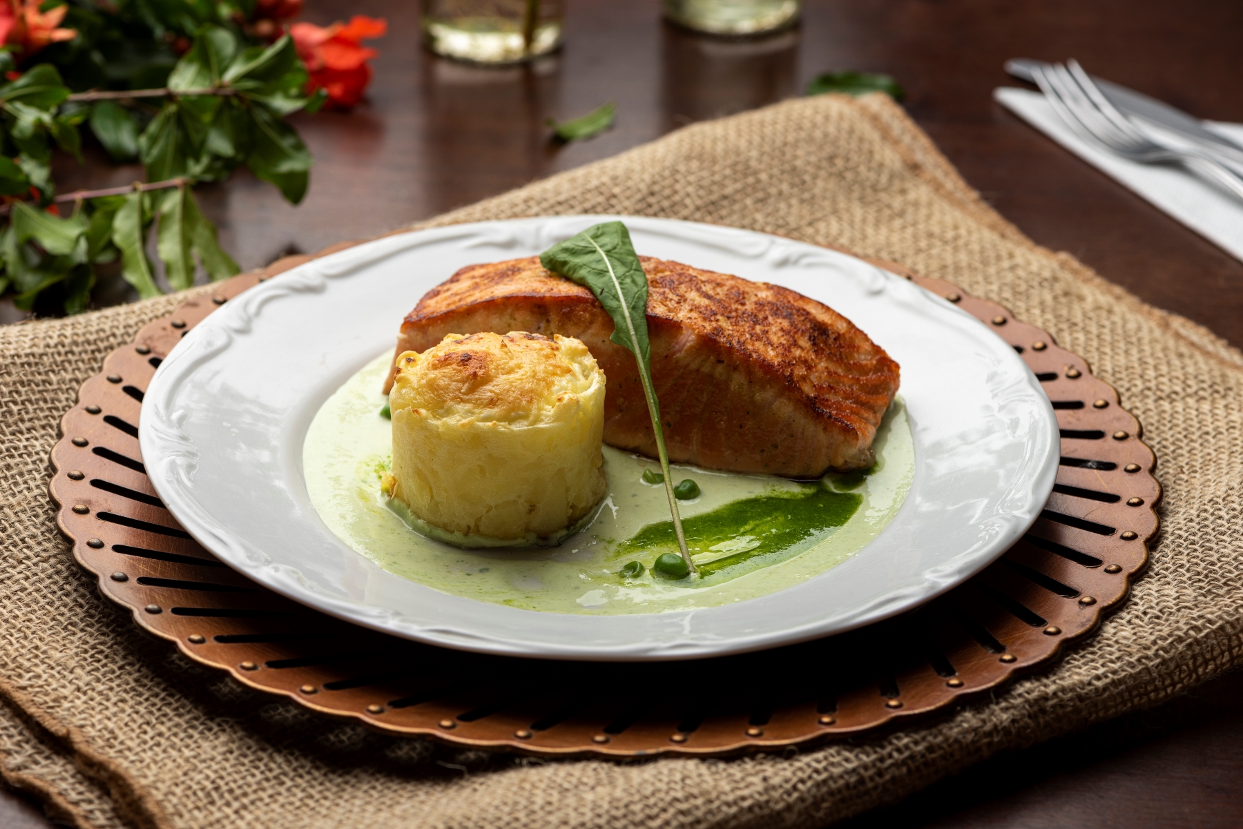 Tranche de salmão grelhada com batata do duque, opção do Casa Varela. Tranche de salmão grelhada com batata do duque, opção do Casa Varela.