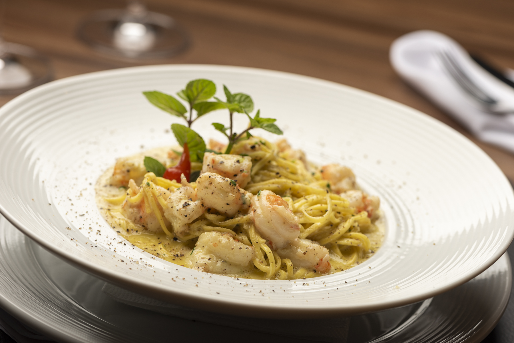 No Euro Bistrô, o taglioni ao cacau é servido com carbonara de camarão. No Euro Bistrô, o taglioni ao cacau é servido com carbonara de camarão.