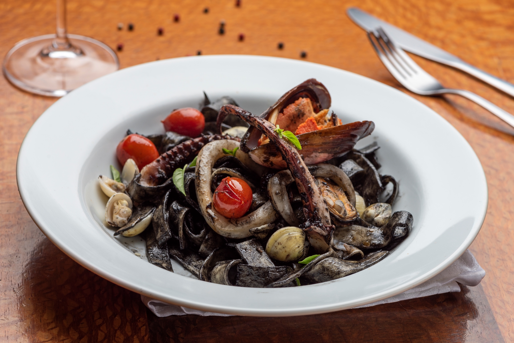 Ostras, peixes e o talharim al Nero di Seppia (pasta fresca com tinta de lula, servida com tomate cereja, polvo, anéis de lula, mexilhões e vôngoles marinados) são algumas das atrações do menu do Anarco Batel. Ostras, peixes e o talharim al Nero di Seppia (pasta fresca com tinta de lula, servida com tomate cereja, polvo, anéis de lula, mexilhões e vôngoles marinados) são algumas das atrações do menu do Anarco Batel.