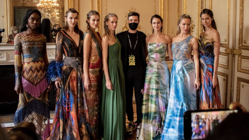 Paris Fashion Week: conheça o jovem designer que representou Curitiba no evento Designer curitibano na Paris Fashion Week.