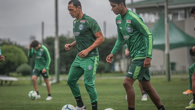 Coritiba liberou o meia Gabriel (direita) para assinar com o CSA