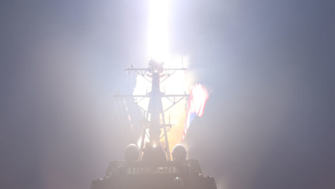 Um míssil interceptador SM-3 é lançado do destróier USS John Finn durante teste realizado em 16 de novembro.