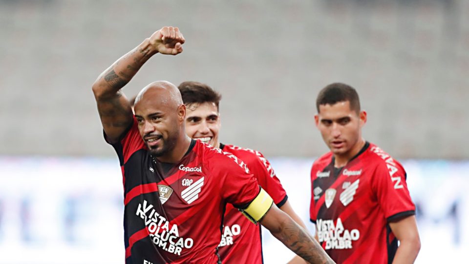 Athletico bate o Santos, engata quarta vitória seguida e respira no Brasileirão Athletico bate o Santos, engata quarta vitória seguida e respira no Brasileirão