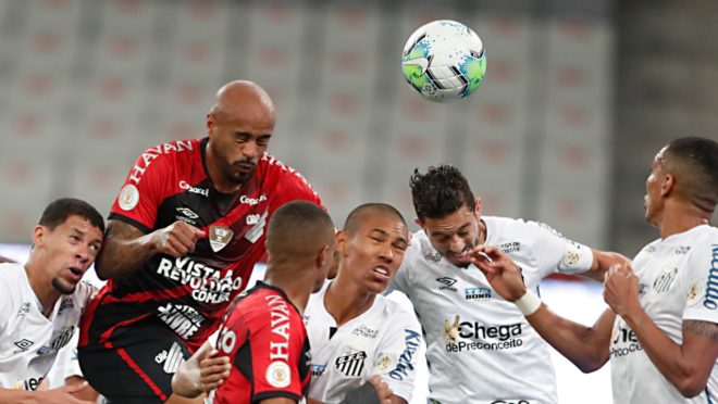 Thiago Heleno cabeceando a bola em jogo pelo Athletico contra o Santos.
