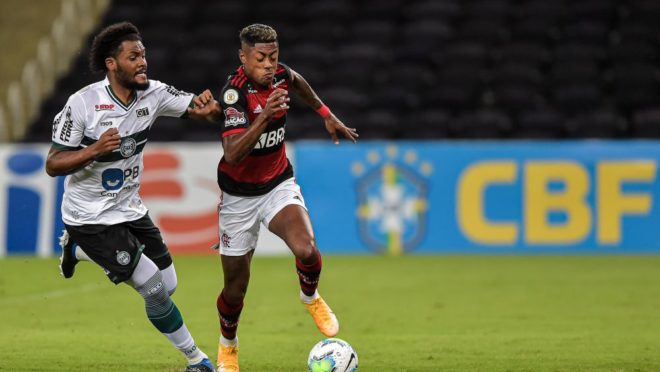 Bruno Henrique jogador do Flamengo disputa lance com Sabino jogador do Coritiba durante partida no estádio Maracanã pelo campeonato Brasileiro