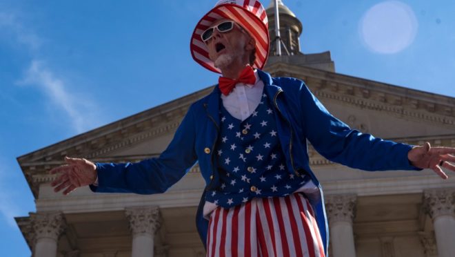Apoiador de Trump protesta contra as fraudes eleitorais em Atlanta, na Geórgia.