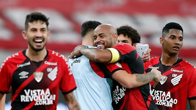 Thiago Heleno fez o gol da vitória do Athletico.