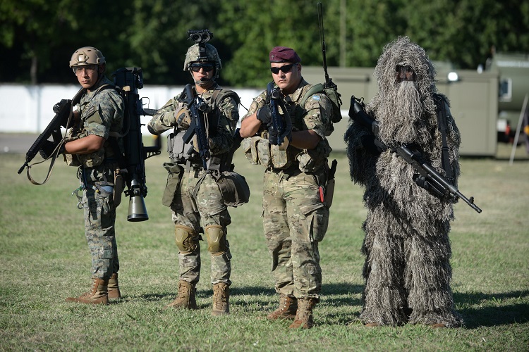 Exército da Argentina terá de cumprir cotas para travestis e trans Exército na Argentina terá cota de 1% para trans.