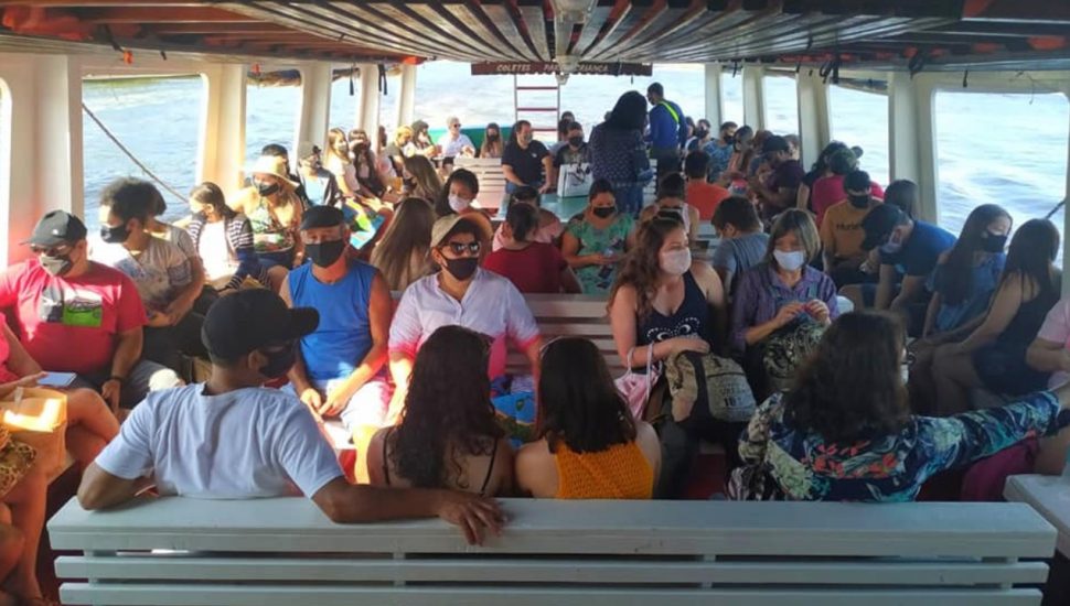 Deslocamento até a Ilha do Mel é feito por barcas, a partir de Pontal do Paraná