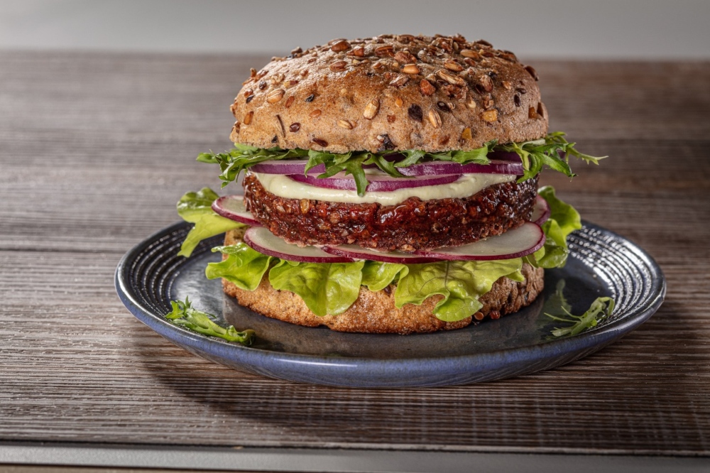 Hambúrguer vegano sabor carne é um dos quatro itens da linha plant-based da Calso Bom já disponível nas gôndolas.