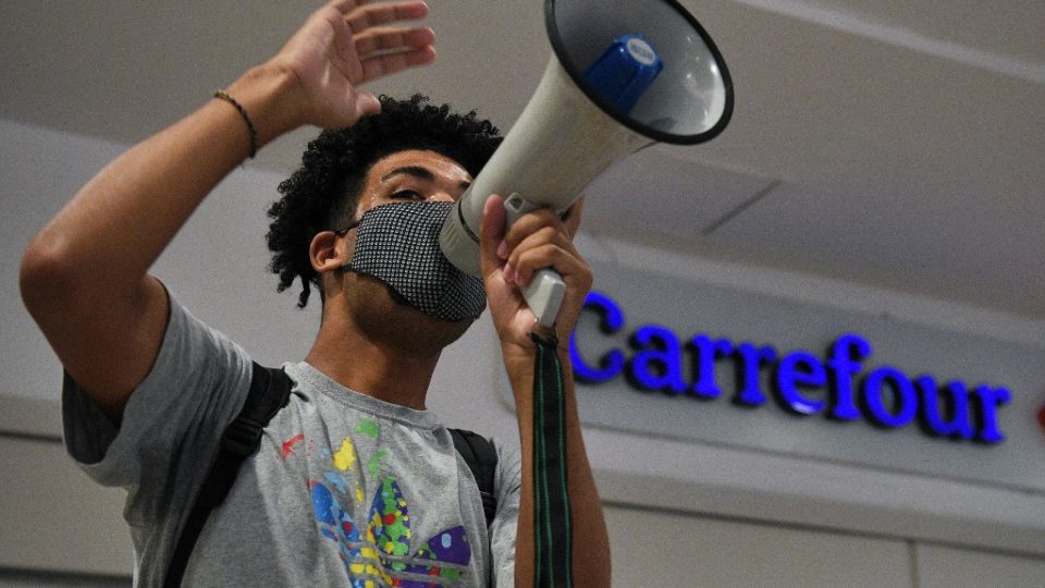Manifestante protesta contra suposto racismo do supermercado Carrefour no episódio que resultou na morte de João Alberto.