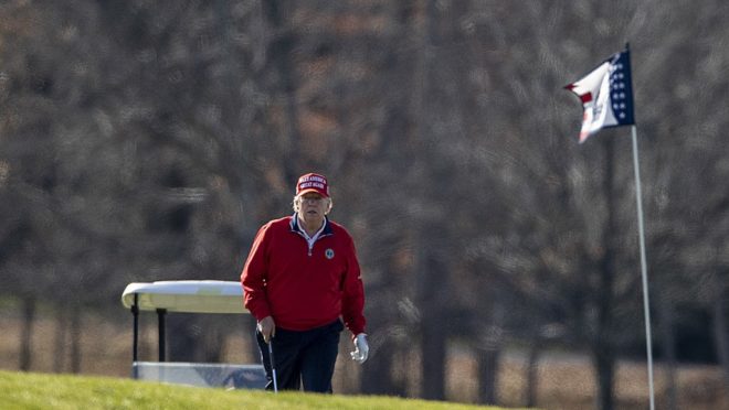 No Dia de Ação de Graças de 2020, Trump joga golfe em clube perto de Washington, D.C.
