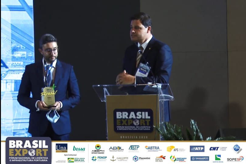 Porto de Paranaguá entre os melhores em gestão no Brasil O presidente da APPA Luiz Garcia e o secretário estadual de Infraestrutura recebem prêmio do MInfra pela gestão do Porto de Paranaguá