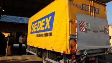 Os Correios não pagam imposto. E isso virou um desafio para a privatização Movimento no Centro de Tratamento de Encomendas dos Correios, em Benfica (RJ): fim da imunidade tributária encareceria o serviço prestado pelos Correios.
