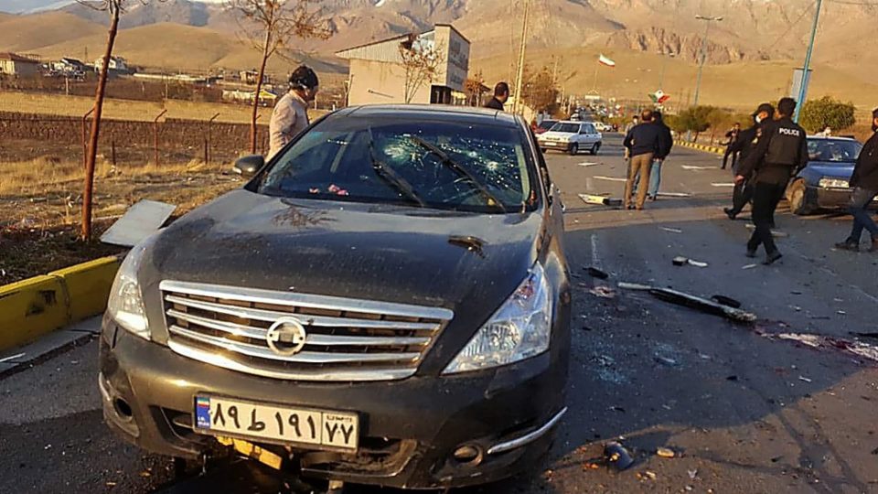 A morte do “Maradona” iraniano Imagem mostra o carro do cientista iraniano Mohsen Fakhrizadeh, assassinado nesta sexta-feira (27).
