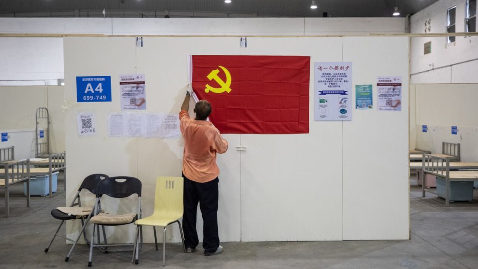 Origem laboratorial do Coronavírus ainda é uma hipótese a ser levada a sério Tabalhador remove uma bandeira do Partido Comunista enquanto trabalhadores demolem as instalações do maior hospital de campanha de Wuhan, construído para tratar pacientes infectados pelo coronavírus, na província de Hubei, na China, em 29 de julho de 2020.
