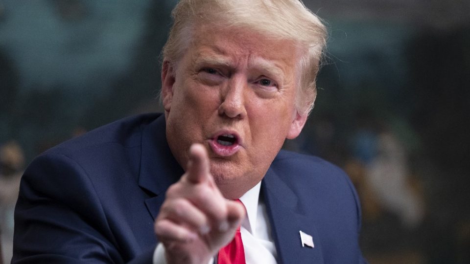 Twitter bloqueia conta do presidente Donald Trump por 12 horas Twitter afirmou que a conta de Donald Trump pode ser suspensa de forma permanente caso ocorram novas violações.