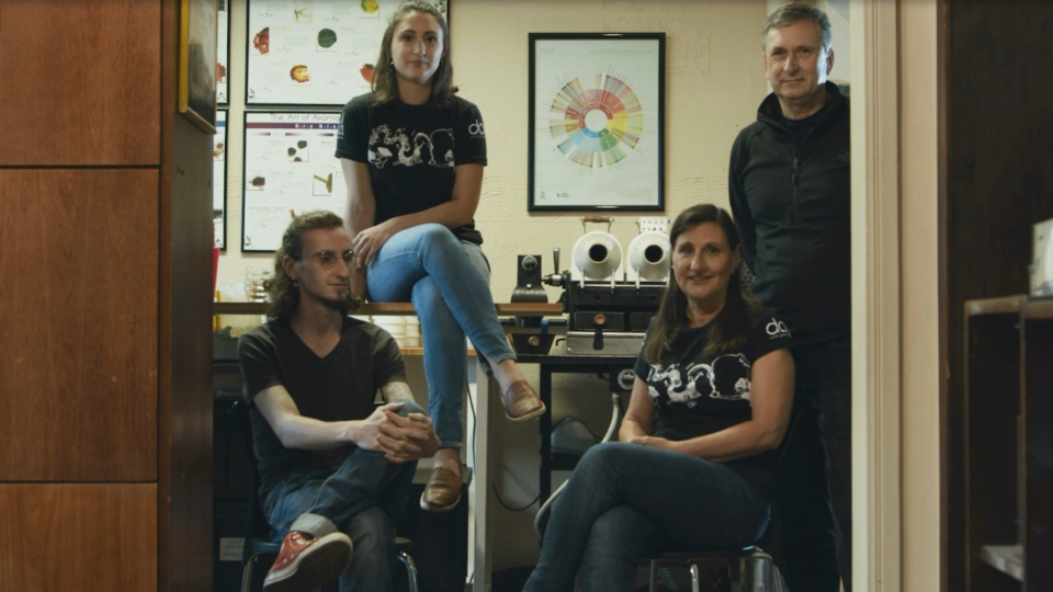 Como construir um negócio promissor no café: premiada família de Curitiba conta o segredo Família à frente do Lucca: Camila e Luiz Otávio (ao fundo) com Marcelo e Geórgia.