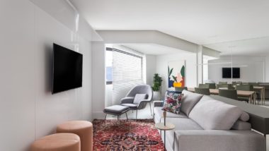 Apê é projetado como uma tela em branco para valorizar objetos e cores Na sala o destaque é o tapete persa.