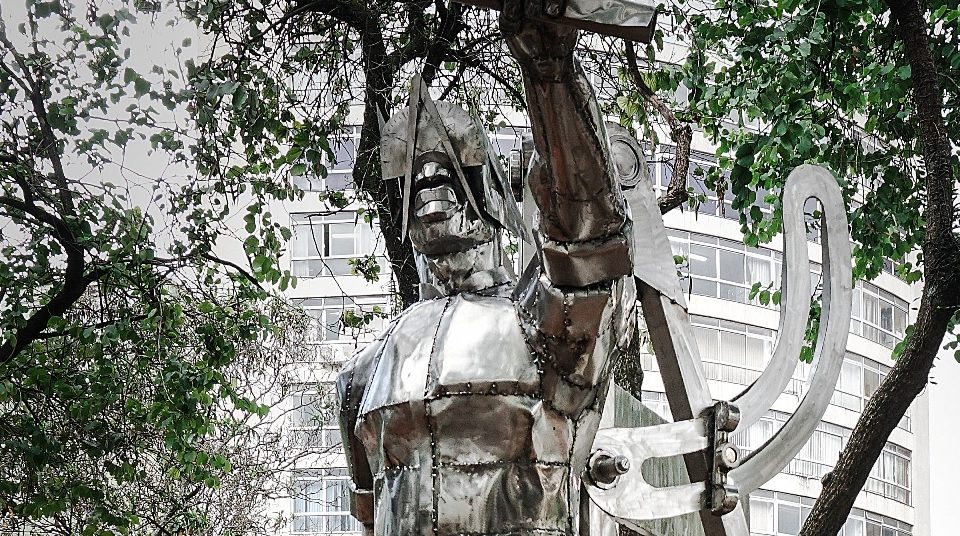 Escultura homenageia o legado de Tebas, arquiteto negro escravizado Obra contempla a intelectualidade, o ofício e a sabedoria.