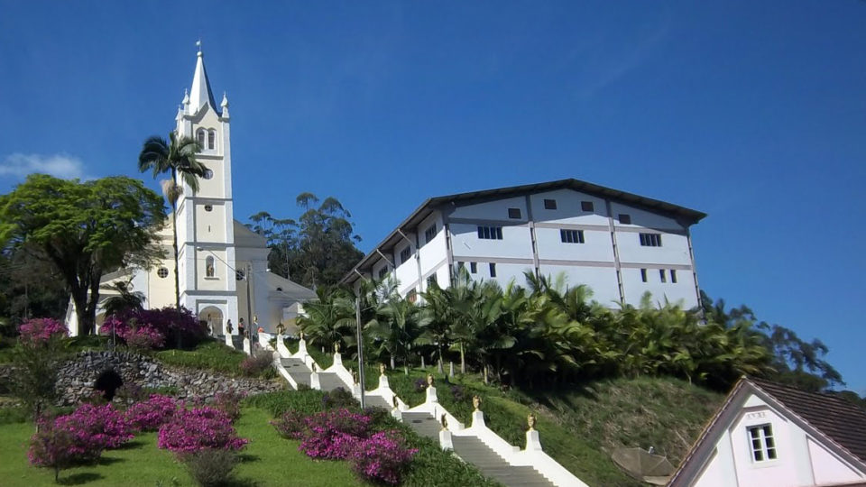 Liberdade religiosa: autoridades sanitárias interrompem missa em Santa Catarina