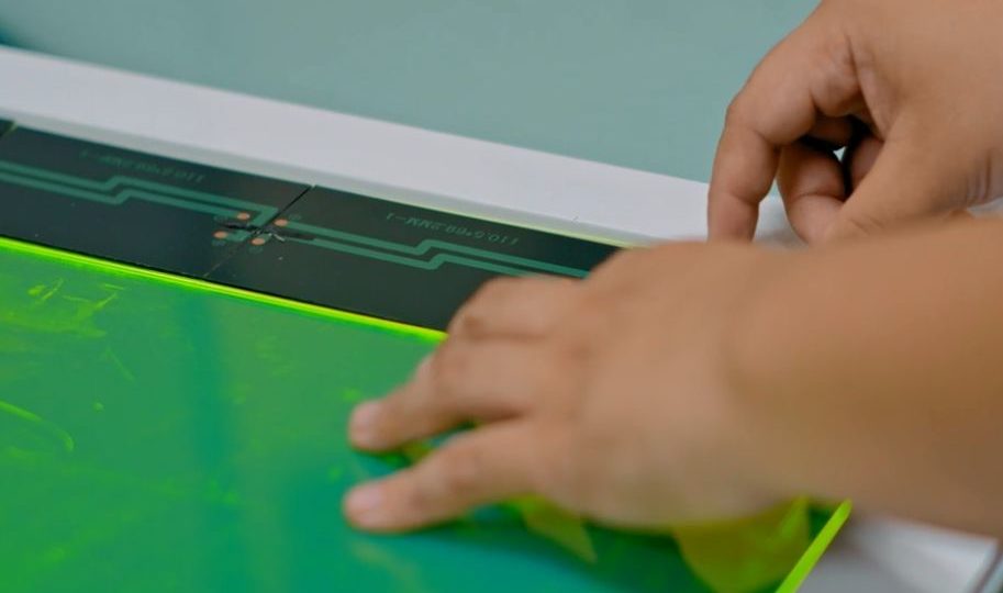 Estudante desenvolve painéis solares coloridos a partir de resíduos de alimentos Estudante desenvolve painéis solares coloridos a partir de resíduos de alimentos