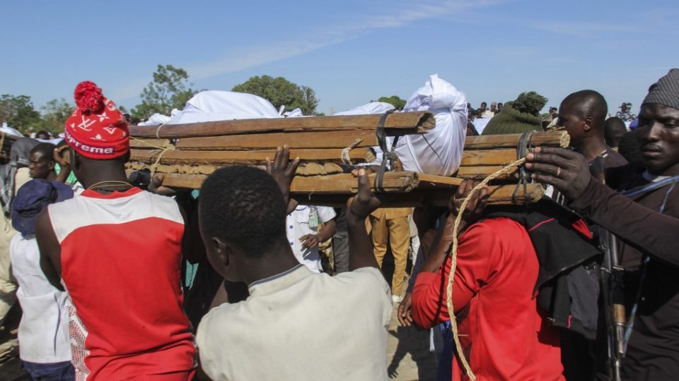 O brutal assassinato de cristãos na Nigéria Em Zabarmari, Nigéria, pessoas comparecem ao funeral de agricultores mortos pelo Boko Haram.