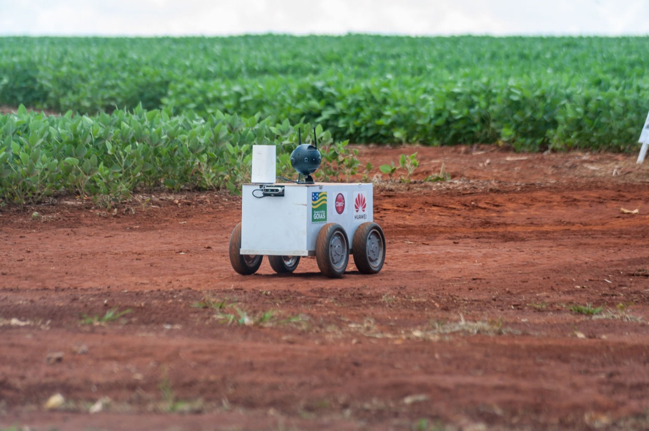 O veículo não tripulado, chamado de Smart Rover, coleta imagens das lavouras analisa e faz a predição das ações que o agricultor deve tomar em sua cultura. Foto: Pablo Regino. O veículo não tripulado, chamado de Smart Rover, coleta imagens das lavouras analisa e faz a predição das ações que o agricultor deve tomar em sua cultura. Foto: Pablo Regino.