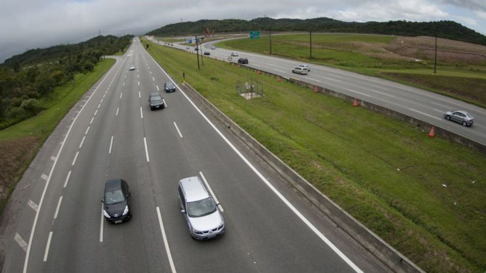 Com pandemia, governo fez só um dos sete leilões de rodovias previstos para 2020 Crise causada pela pandemia afetou o tráfego nas estradas, o que levou à necessidade de novos estudos de demanda para realizar os leilões de rodovias.