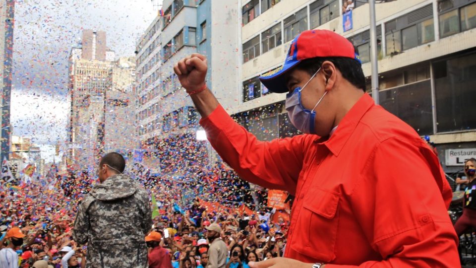 Mais uma eleição na Venezuela. E dai? O presidente da Venezuela, Nicolas Maduro, acenando para apoiadores durante um comício de campanha em Caracas, em 3 de dezembro de 2020, antes da polêmica eleição parlamentar do fim de semana.