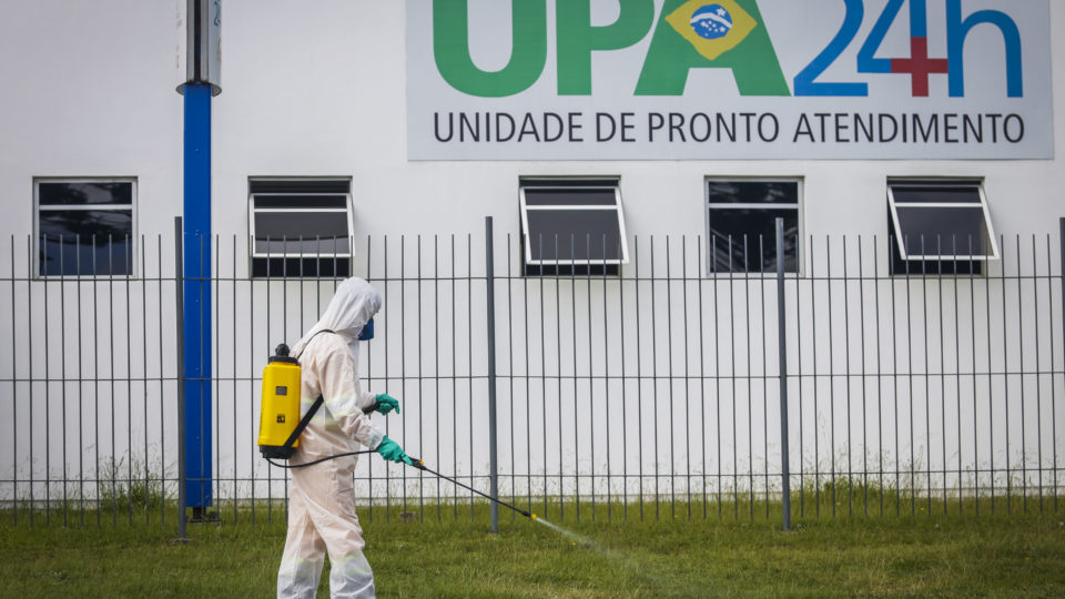 Limpeza de UPA em Curitiba como combate ao coronavírus.