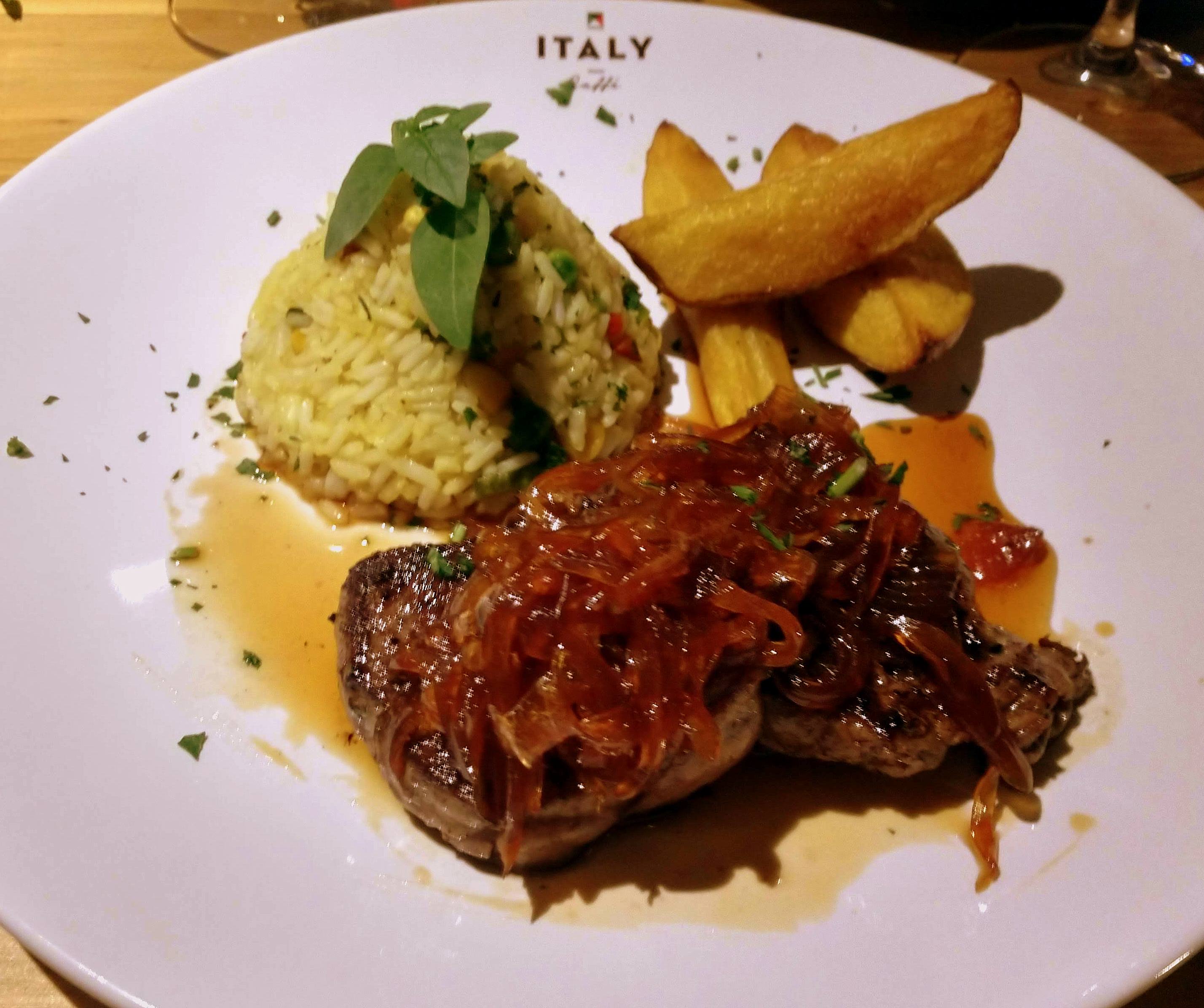 Filetto brasiliano, o mignon com cebolas caramelizadas, arroz de alho e batatas (porção degustação) Filetto brasiliano, o mignon com cebolas caramelizadas, arroz de alho e batatas (porção degustação)
