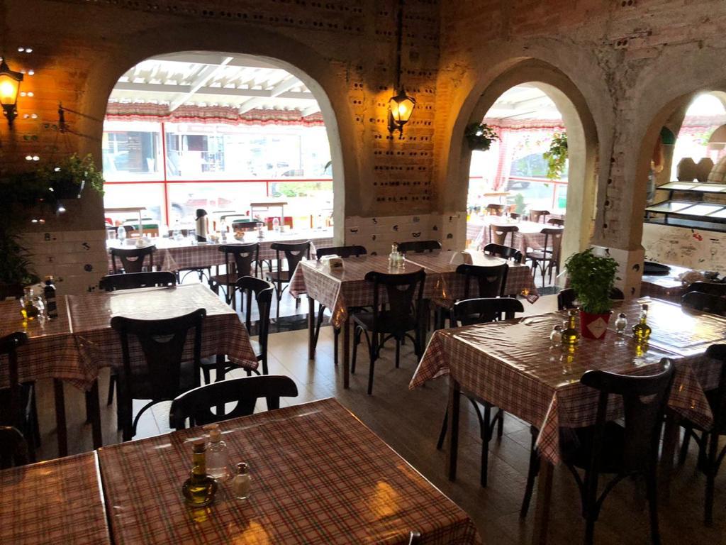 Os salões do novo Italy Caffé são largos e espaçosos. Os salões do novo Italy Caffé são largos e espaçosos.