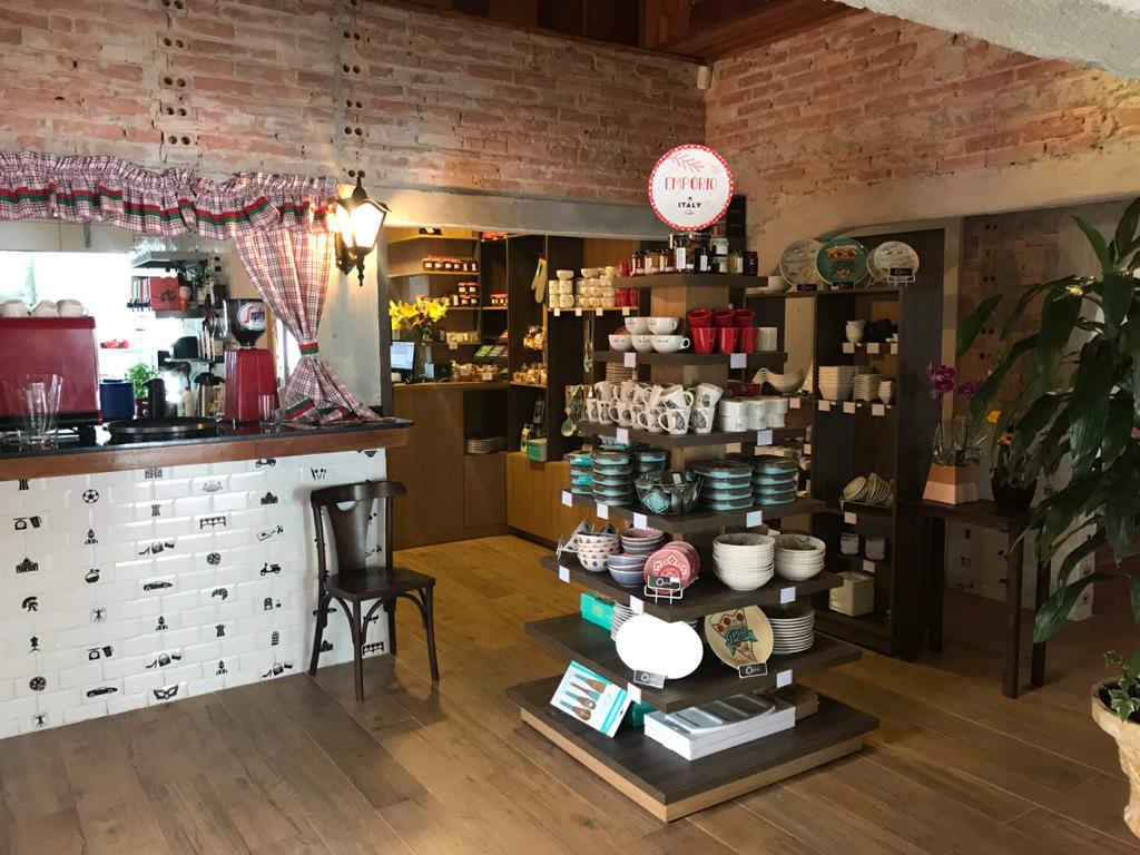 No hall de entrada do novo Italy Caffé há um espaço de bazar, com louças, produtos personalizados, massas e outros itens que o cliente pode adquirir. No hall de entrada do novo Italy Caffé há um espaço de bazar, com louças, produtos personalizados, massas e outros itens que o cliente pode adquirir.