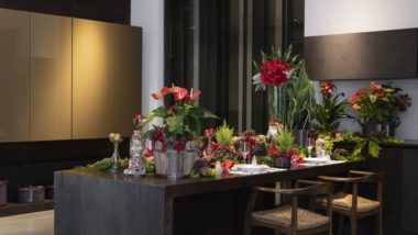 Mesa posta para a ceia: confira três ideias para inspirar a decoração Decoração natalina oferece protagonismo para as mesas.