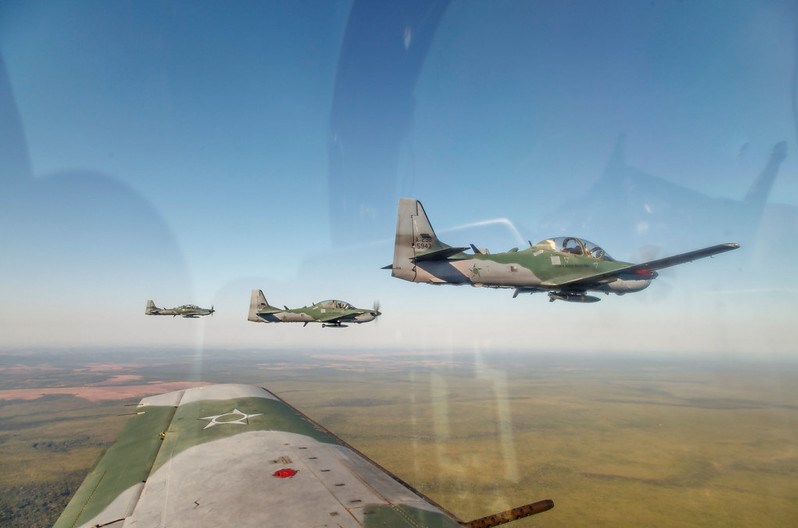 Vazamento de dados da Embraer expõe venda de avião militar Avião Super Tucano, da FAB