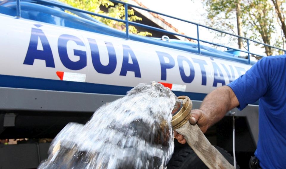 Sanepar suspendeu venda de água por caminhão-pipa.